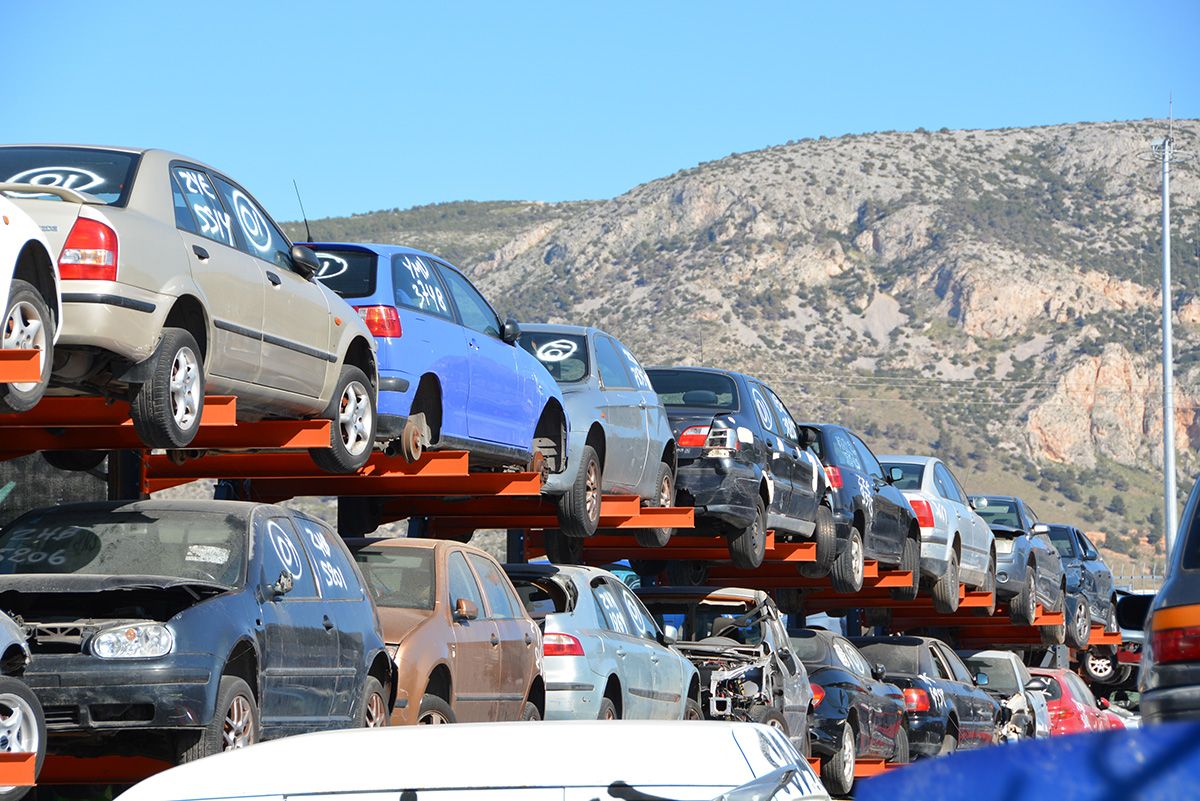 Οχήματα σε σχάρες στη μονάδα της ΟΙΚΑΝΟ στον Ασπρόπυργο